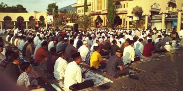 Bupati Semarang Serahkan Dua Ekor Sapi Sebagai Kurban