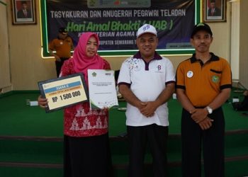 Penghargaan Bagi Guru dan Pegawai Teladan 2024