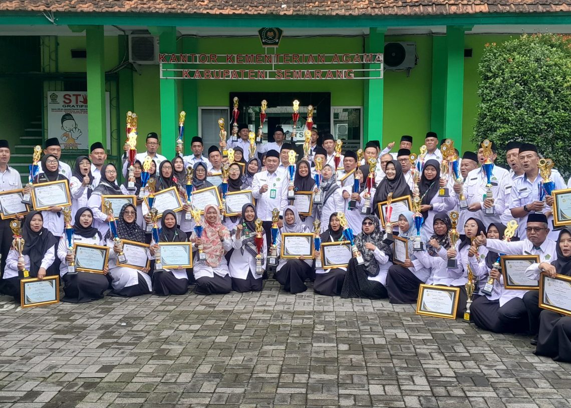Pimpin Apel Pagi, Kepala Kantor Kementerian Agama Kabupaten Semarang Serahkan Piagam Penghargaan dan Trophy Bagi Pemenang Lomba Dalam Rangkaian HAB ke-79