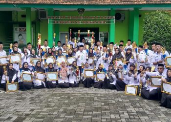 Pimpin Apel Pagi, Kepala Kantor Kementerian Agama Kabupaten Semarang Serahkan Piagam Penghargaan dan Trophy Bagi Pemenang Lomba Dalam Rangkaian HAB ke-79