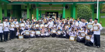 Pimpin Apel Pagi, Kepala Kantor Kementerian Agama Kabupaten Semarang Serahkan Piagam Penghargaan dan Trophy Bagi Pemenang Lomba Dalam Rangkaian HAB ke-79