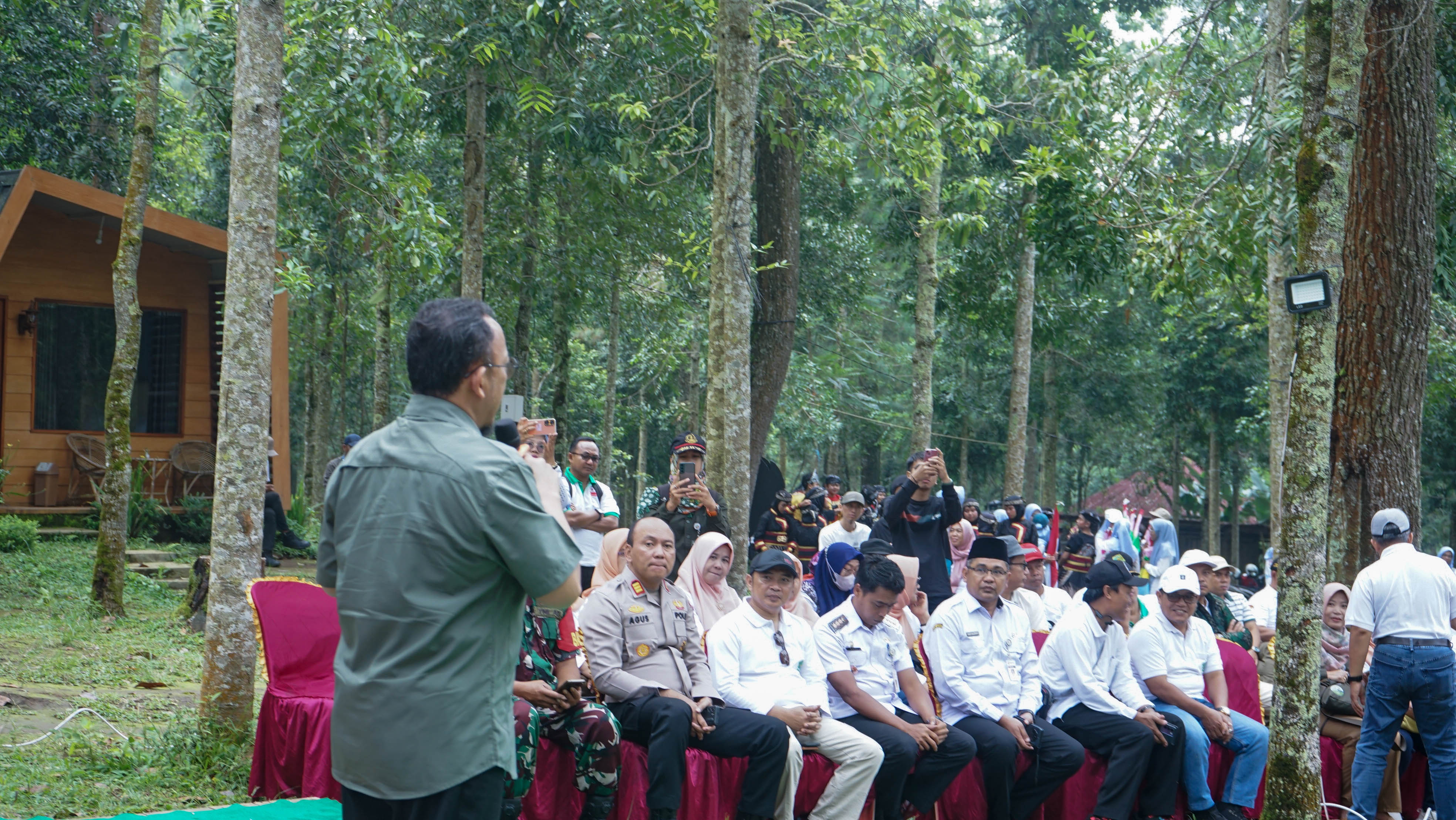 Kepala Balai Taman Nasional Gunung Merbabu, Dr. Anggit Haryoso, S.Hut., M.Sc., menjelaskan teknis penanaman dan pemeliharaan pohon di Kawasan Gunung Merbabu kepada peserta kegiatan, Rabu (10/12/2025). (Foto: Kresna/Humas)