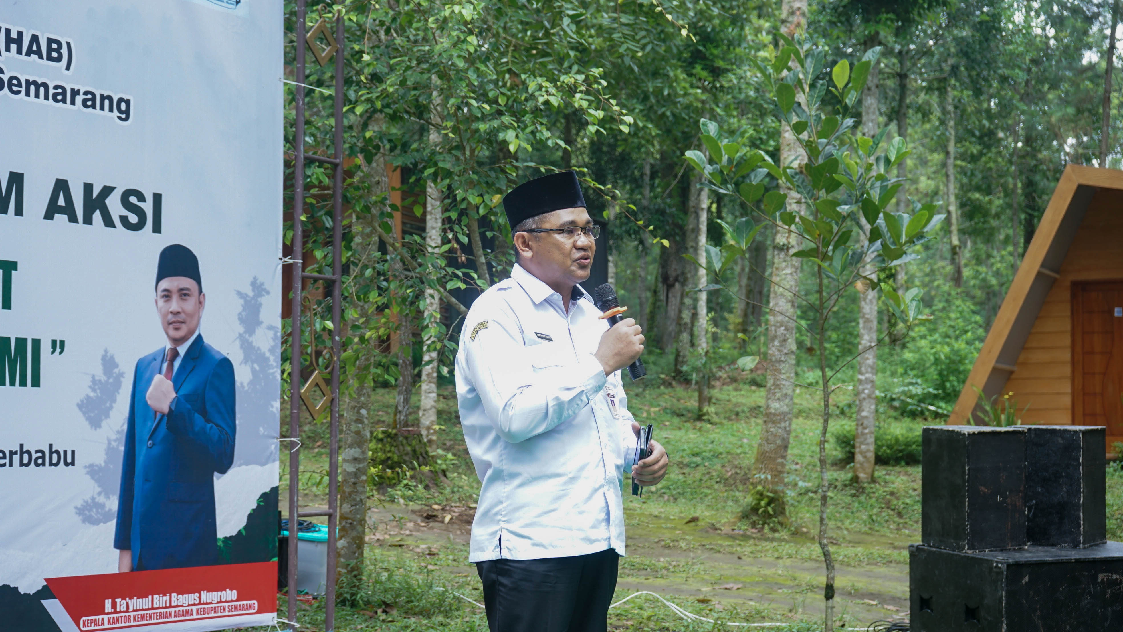 Kabag Kesra Setda Kabupaten Semarang, H. Asep Mulyana, S.STP., M.M., membacakan sambutan tertulis Wakil Bupati Semarang Dra. Hj. Nur Arifah, Rabu (10/12/2025). (Foto: Kresna/Humas)