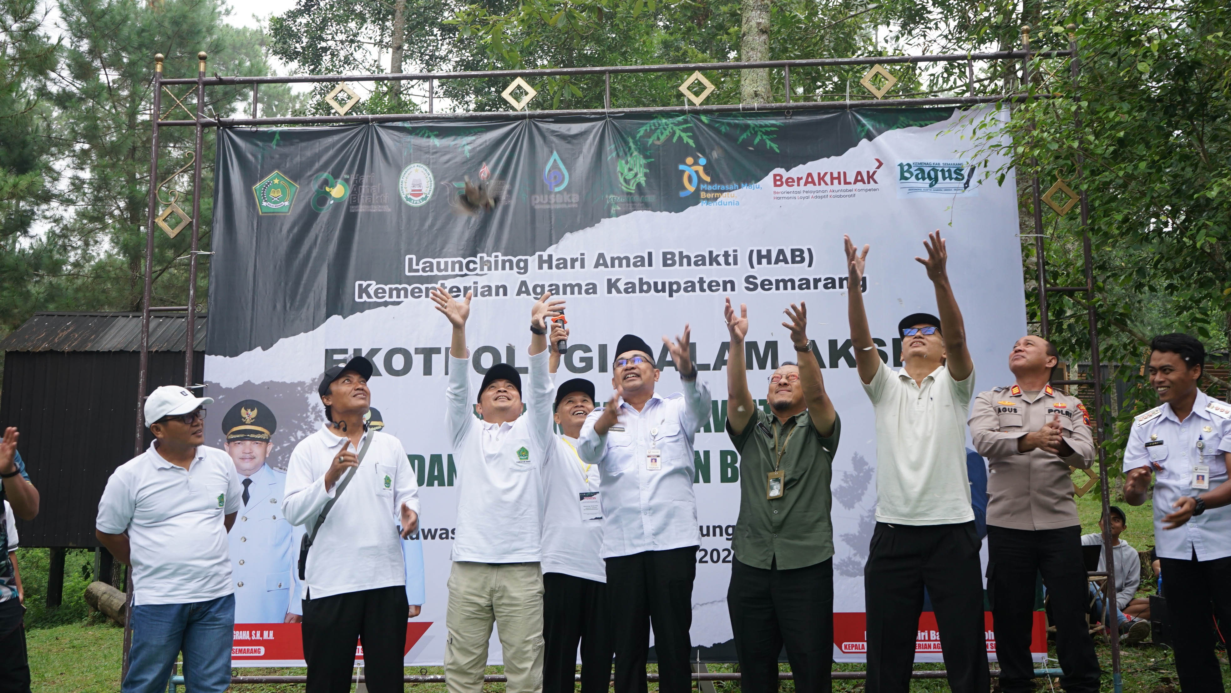 Prosesi pelepasliaran burung ke alam oleh Kepala Kantor Kementerian Agama Kabupaten Semarang, Kabag Kesra Setda Kabupaten Semarang, Kepala Balai Taman Nasional Gunung Merbabu, jajaran Forkopimcam Kecamatan Getasan, Rabu (10/112/2025). (Foto: Kresna/Humas)