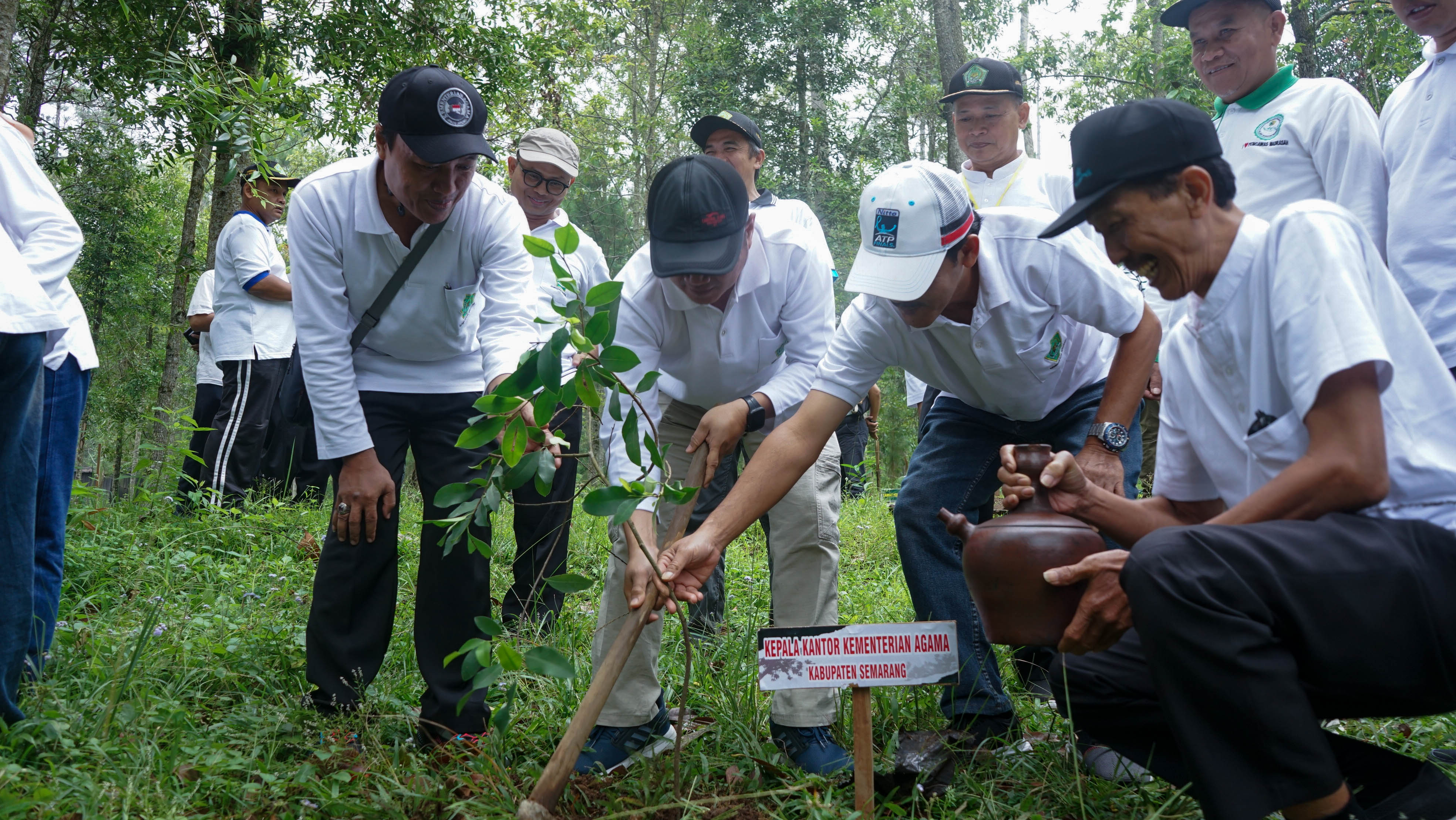 Kepala Kantor Kementerian Agama Kabupaten Semarang, Ta’yinul Biri Bagus Nugroho, melakukan penanaman bibit pohon di Kawasan Taman Nasional Gunung Merbabu, Getasan, Kab. Semarang, Rabu (10/12/2025). (Foto: Kresna/Humas)